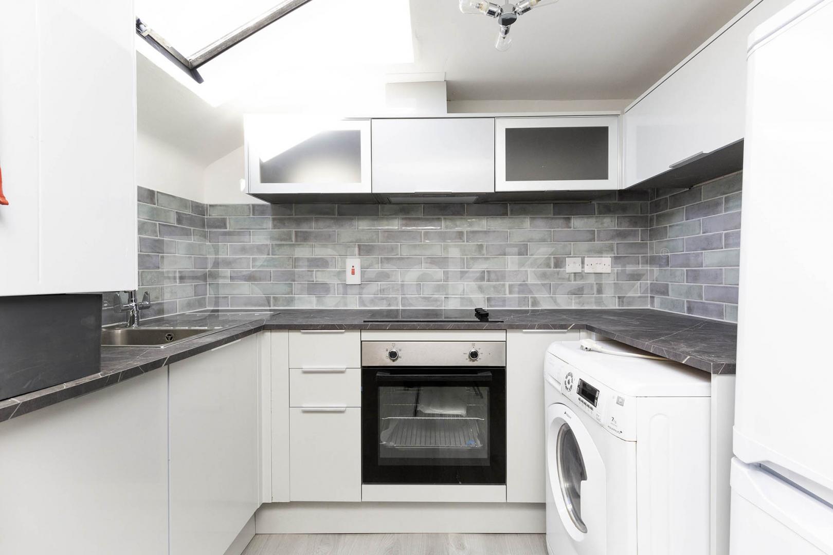 refurbished split level top floor 1 bedroom property in Clapton Thistlewaite Road, Clapton